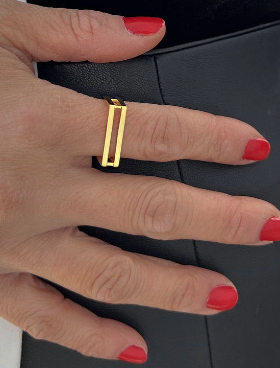 FEMALE MODEL WEARING C.E.O. BOLD THICK GEOMETRIC RECTANGULAR STATEMENT RING IN 18K GOLD VERMEIL OVER STERLING SILVER BY SONIA HOU JEWELRY