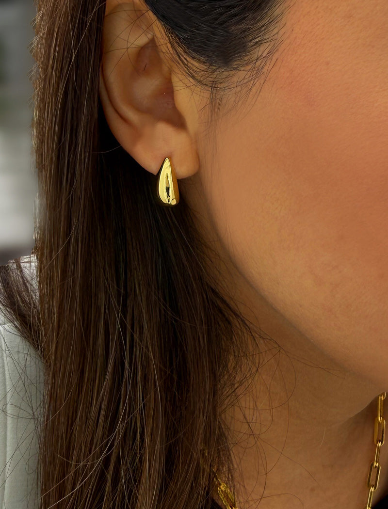 Delicately crafted from 18K gold and sterling silver, these modern Teardrop Earrings are more than a timeless accessory — they’re a symbol of strength, resilience, and beauty. The elegant teardrop shape captures life’s emotions with grace, turning a simple gesture into a statement of empowerment. Designed by AAPI celebrity jewelry designer SONIA HOU.

